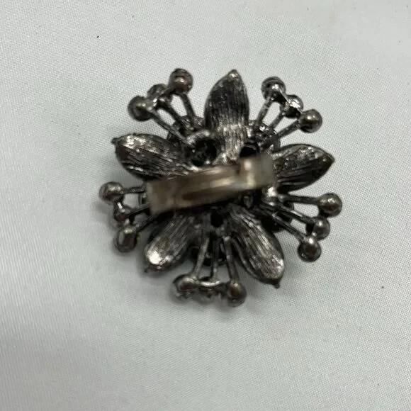 Vintage White and Silver Toned Floral Ring - Picture 3 of 5